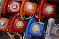 丰富多彩的老式旋转电话集合散发着怀旧魅力与复古风格