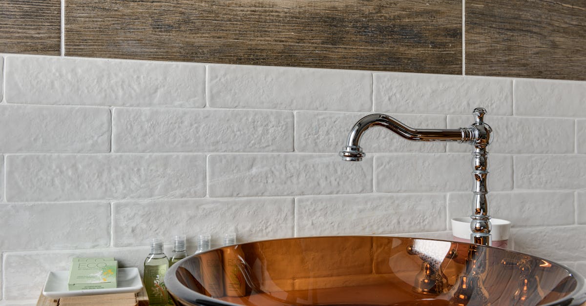 Redynamiser votre salle de bain : astuces déco et plomberie