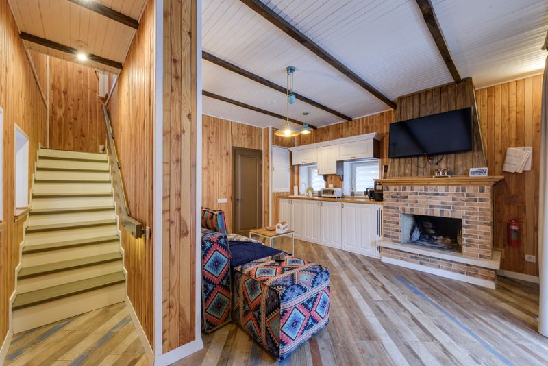 Interior living integrado con madera en container habitable