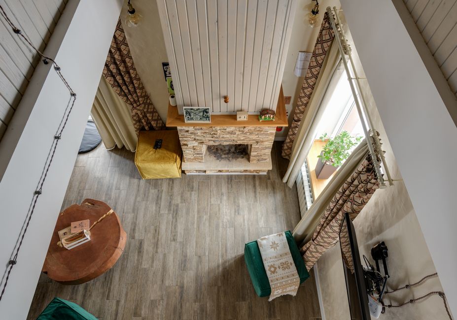 Aparador para sala: como decorar com bandejas, quadros e