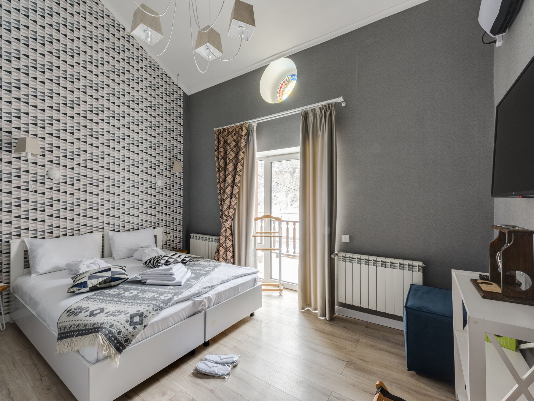 Wallpapering in Bromley Common — walls rolled to an even, flat finish