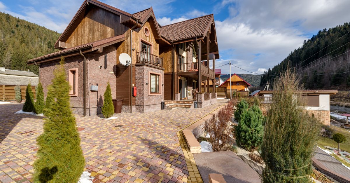 Cozy mountain chalet with spacious driveway and scenic views, perfect for a getaway.