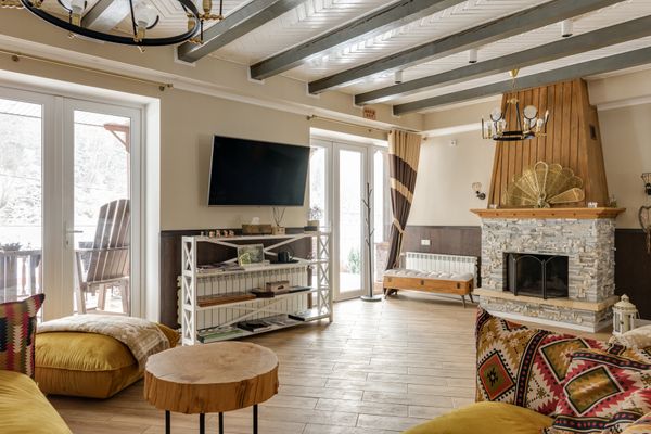 Helles Wohnzimmer mit Kamin