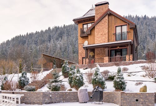 Cozy Cabin Escapes for Cold-Weather Dreamers and Travelers