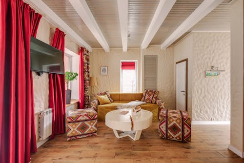 Základová fotografie zdarma na téma design interiéru, dřevěná podlaha, házet polštáře