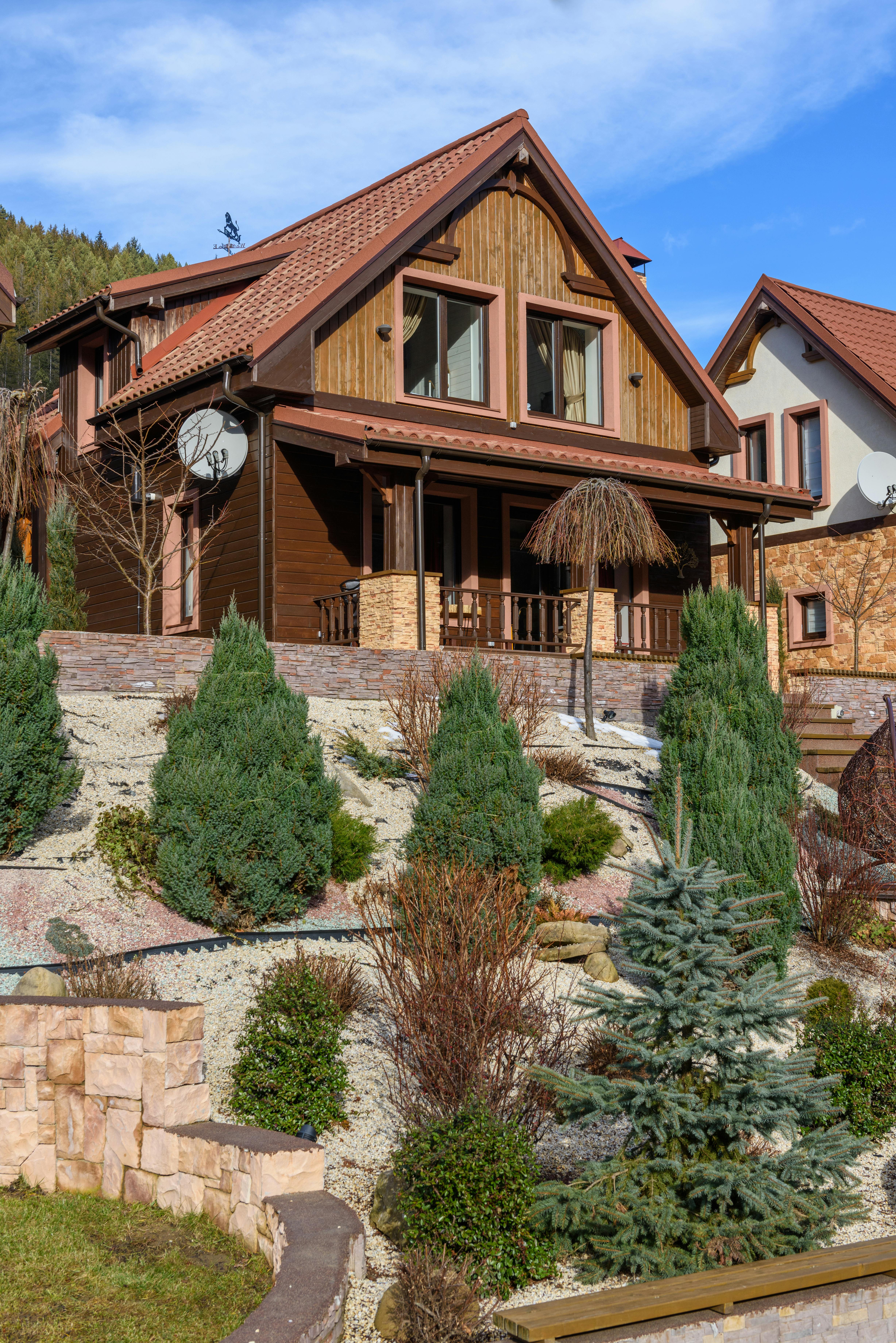 Cottages in Mountain Landscape · Free Stock Photo