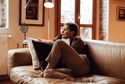 Free Short Haired Woman Sitting on Couch Stock Photo