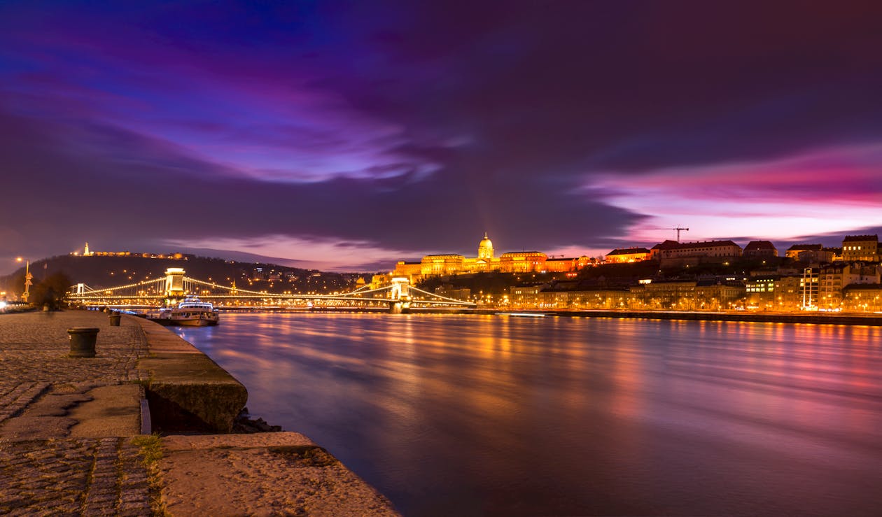 Città Vicino Al Fiume Durante La Notte