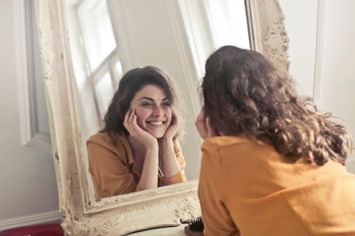 鏡を見ている女性の写真