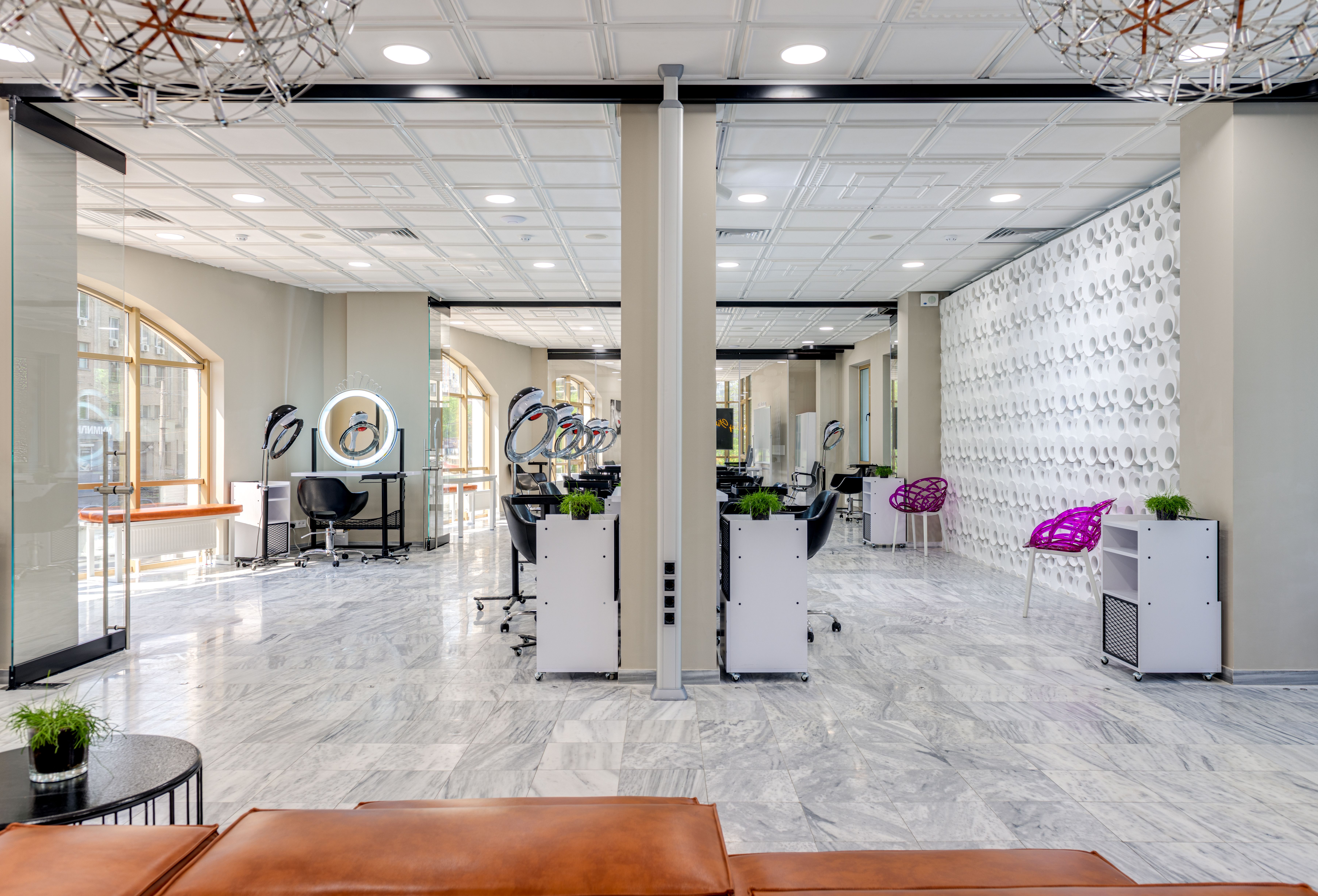 Moderner Beautysalon und Zusammenarbeit mit Fachkräften