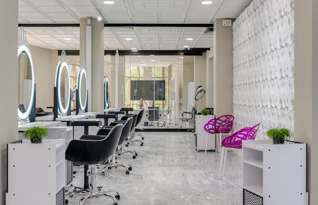Intérieur d'un salon de coiffure contemporain avec fauteuils et miroirs éclairés