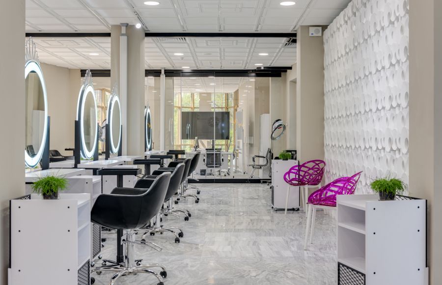 Salon moderne postes coiffage miroirs lumineux