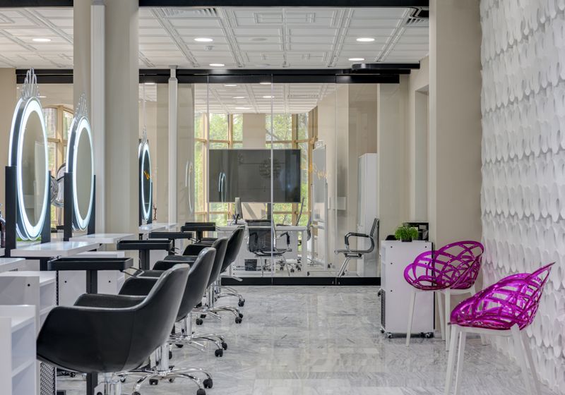 Salon mit eleganten Stühlen und Spiegeln