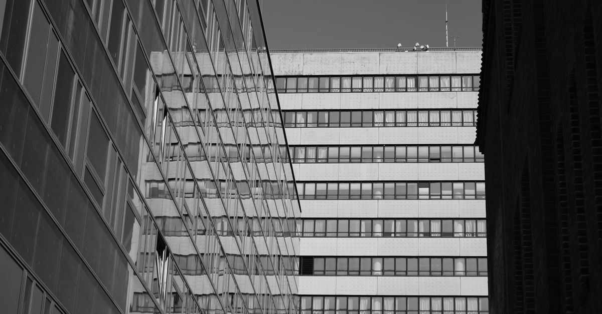 Czarno-biała fotografia nowoczesnej architektury miejskiej