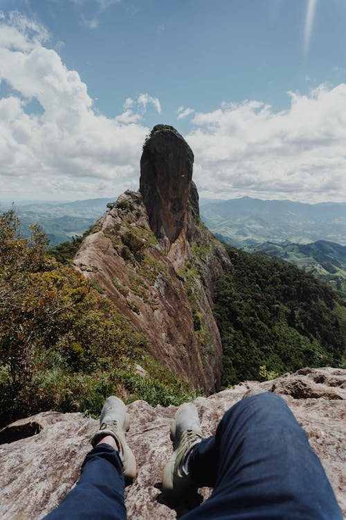 Persona Seduta Su Grey Rock Formation