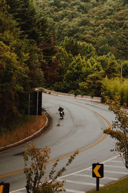 Mężczyzna Jedzie Motocykl Na Drodze