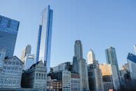 芝加哥天际线多样化的壮丽景色，在白天展现出建筑奇迹