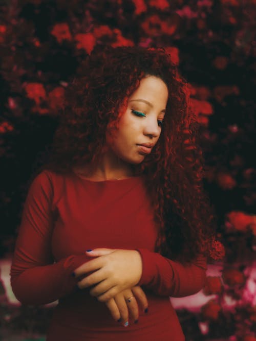 Fotobanka s bezplatnými fotkami na tému Afroameričanka, černoška, červená
