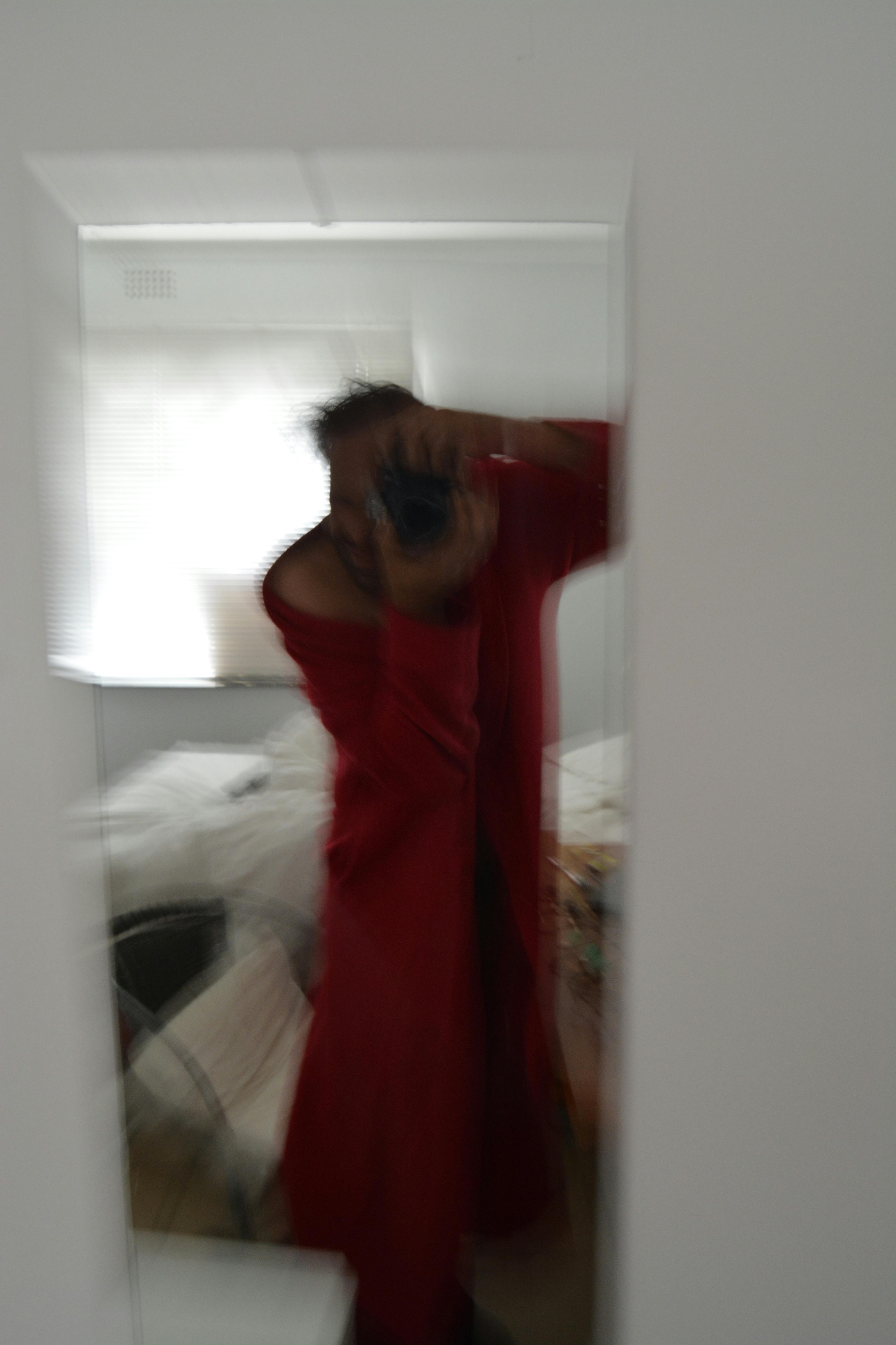 젊은 세대가 스마트폰을 보며 쇼핑하는 모습