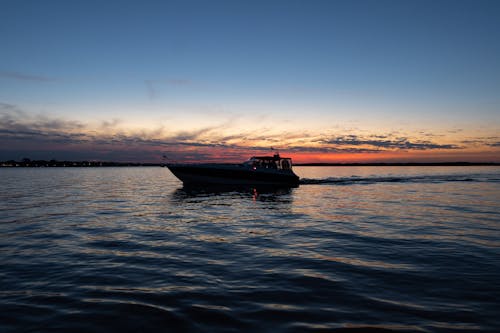 Foto profissional grátis de alvorecer, barco, cair da noite