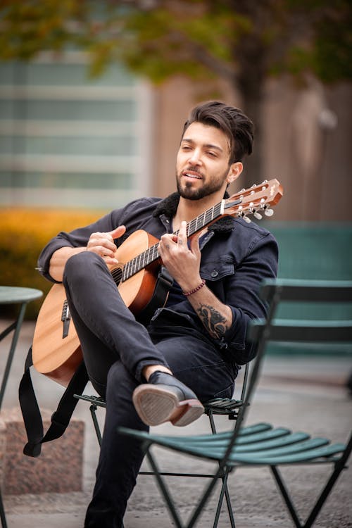 Kostnadsfri bild av akustisk gitarr, elegant, man