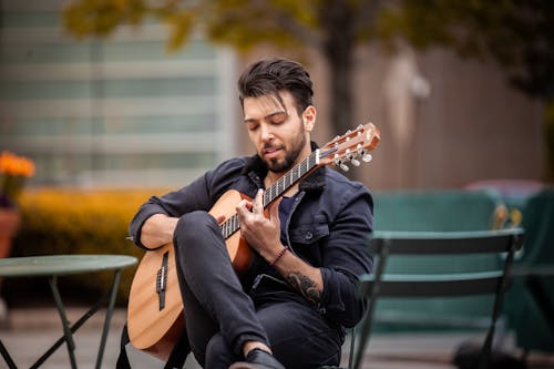 Kostnadsfri bild av akustisk gitarr, ansiktshår, artist