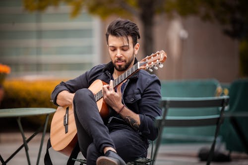 Ücretsiz adam, akustik gitar, bıyık içeren Ücretsiz stok fotoğraf Stok Fotoğraflar