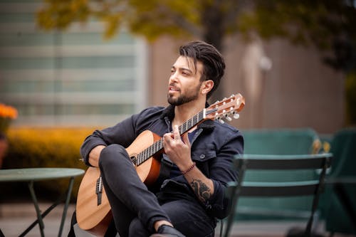 Kostnadsfri bild av akustisk gitarr, ansiktshår, artist