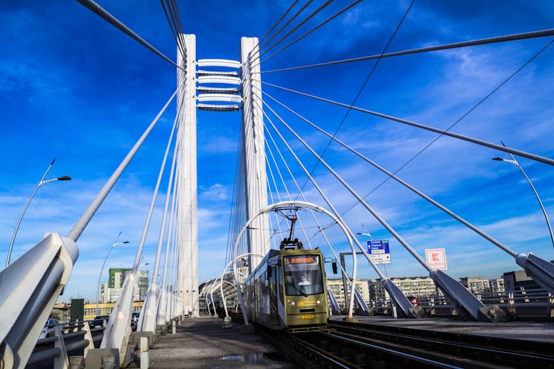 Pont moderne avec un train électrique à Bucarest sous un ciel clair