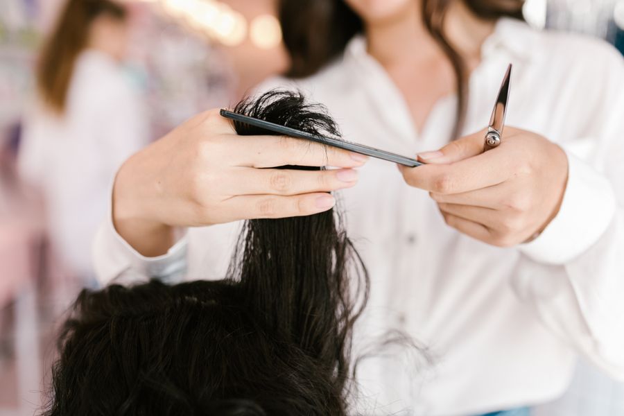 Coiffure en cours de réalisation