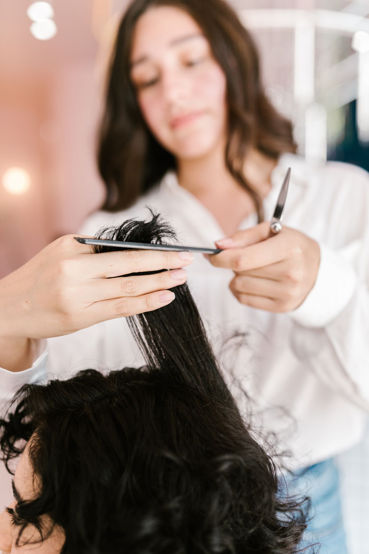 Estilista realizando un corte de pelo