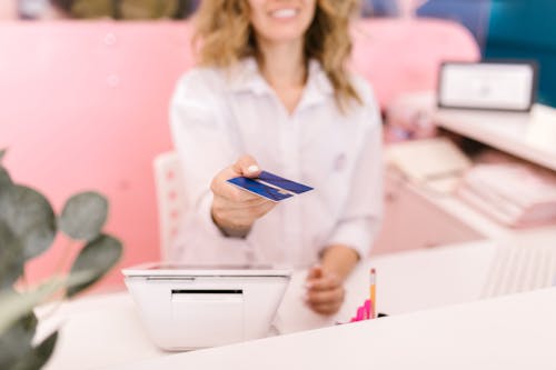 Free Shallow Focus Photo of a Person Holding a Credit Card Stock Photo