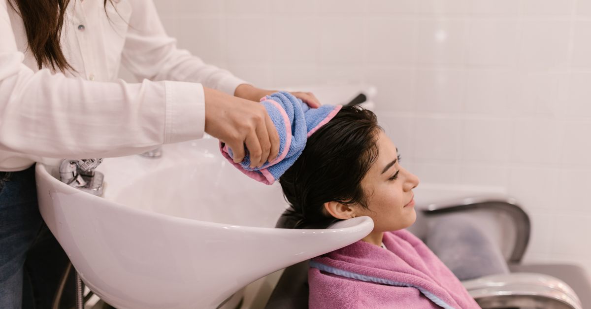 サロンでヘアケアを受ける女性のリラックスしたイメージ
