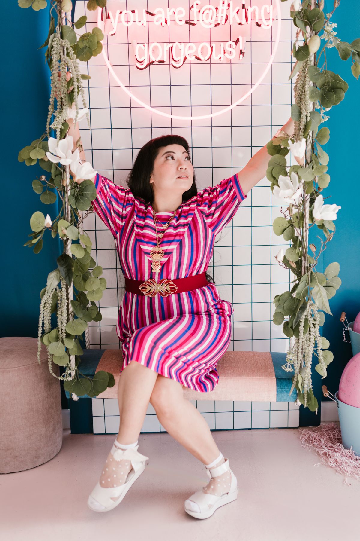 美容室で仕上がりを確認する場面