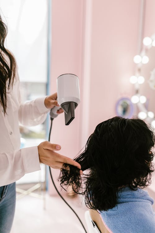 Mulheres no cabeleireiro com secador de cabelo fotos, imagens de