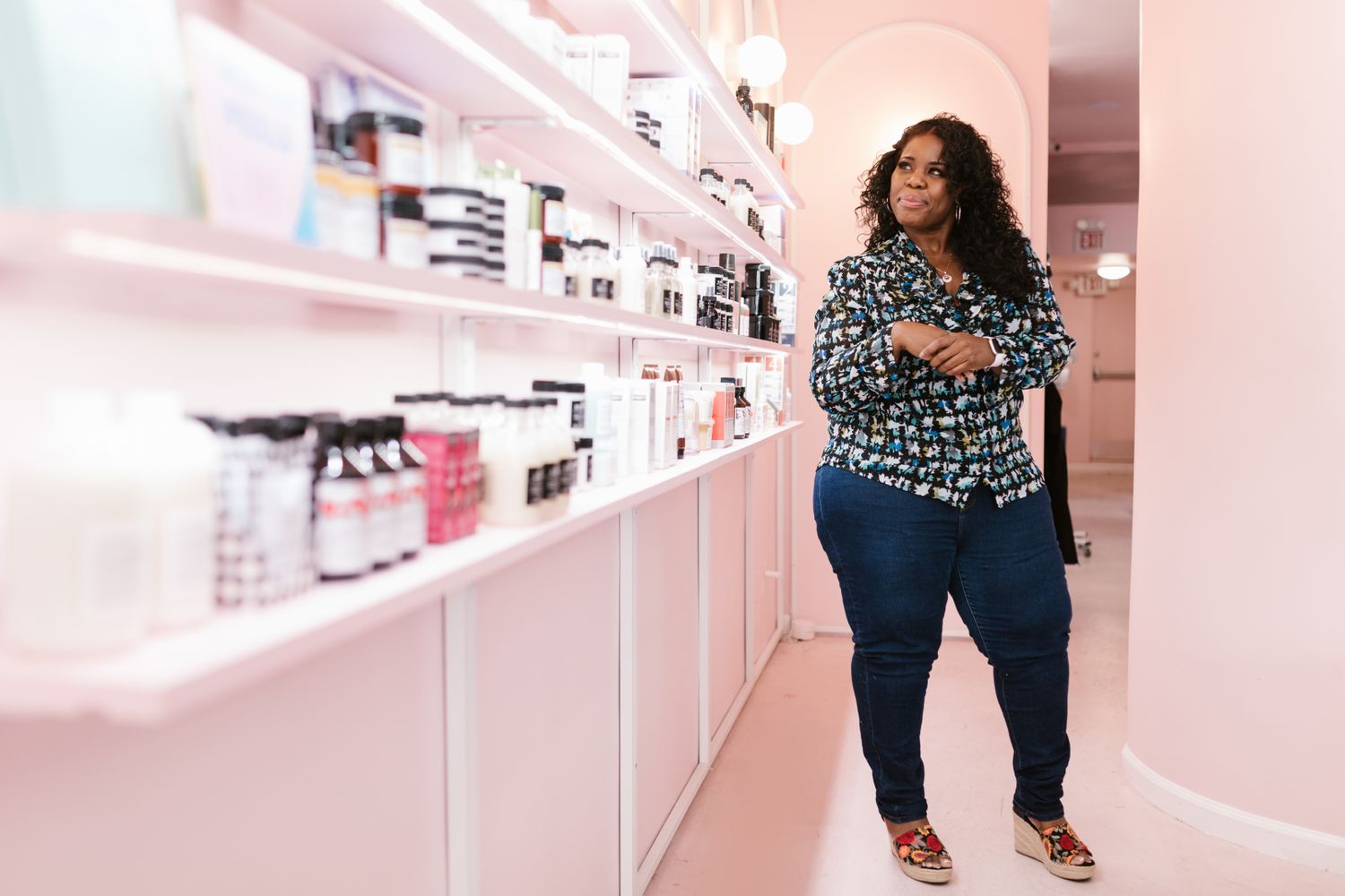 Mujer en una tienda de belleza junto a productos cosméticos