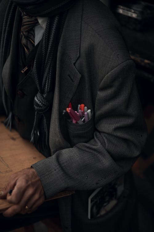 Foto profissional grátis de abrigo, bolso, canetas