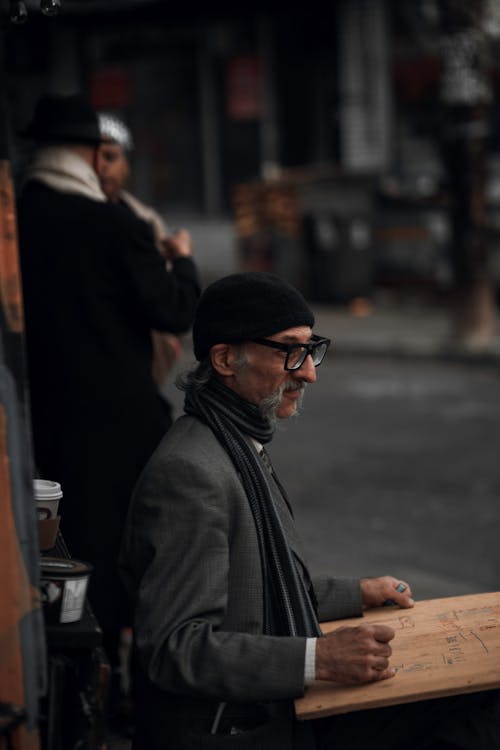 Foto profissional grátis de homem idoso, óculos, olhando
