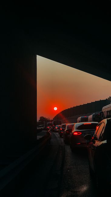 Sham ki safar aur traffic jam ka combo 🚗🌅! Yeh Mumbai ki raat ki kahani hai, where the sun sets but the traffic doesn't 😒 #MumbaiLife #EveningCommute #tolee