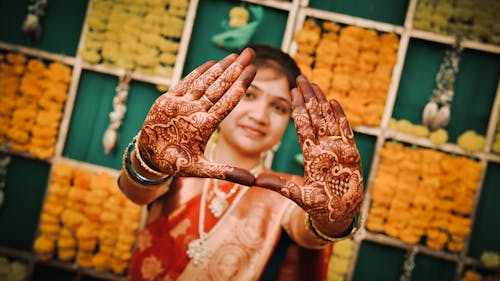 Fotobanka s bezplatnými fotkami na tému krásna nevesta, mehendi, nevesta a ženích