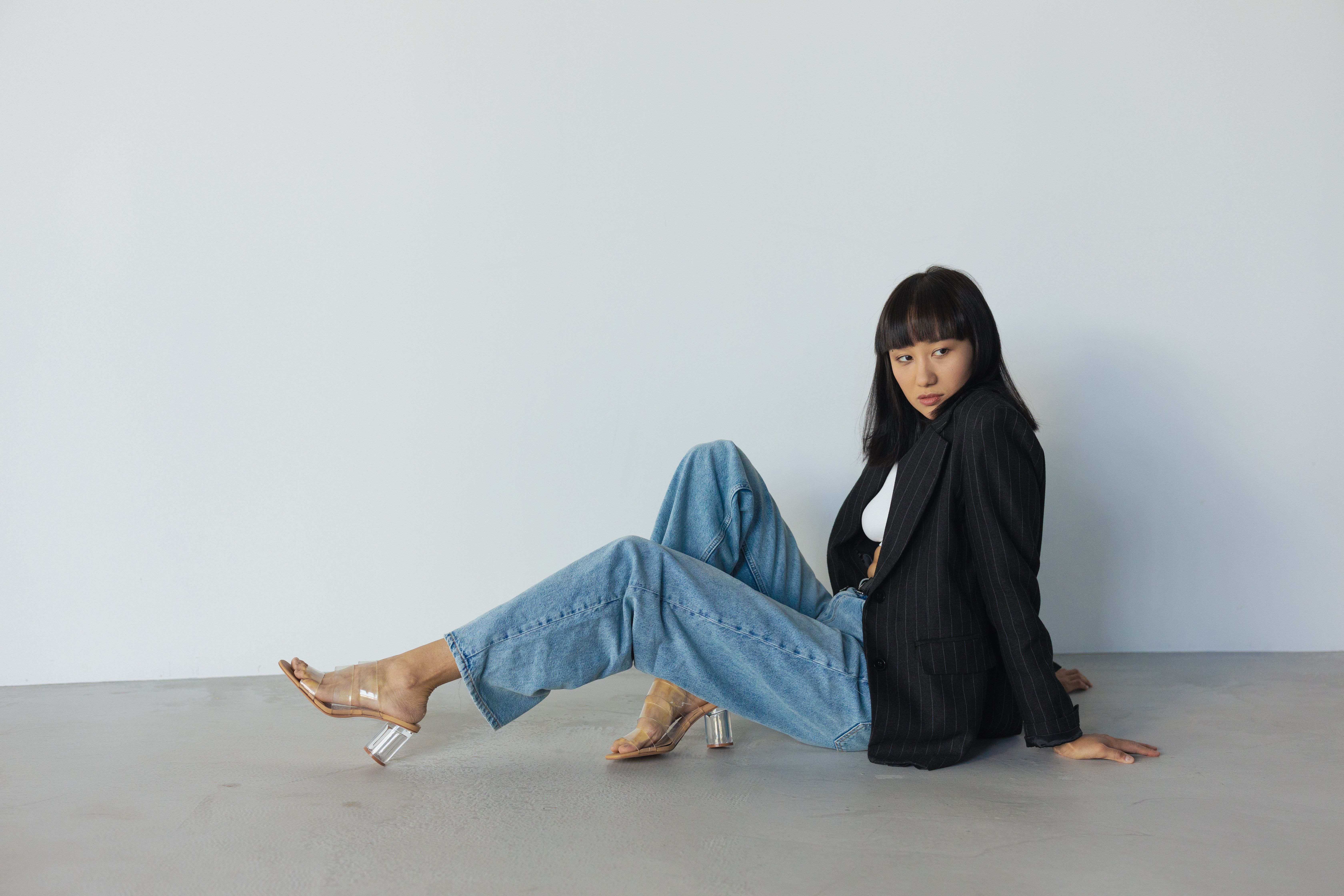 Woman in dark boyfriend jeans with fitted blazer
