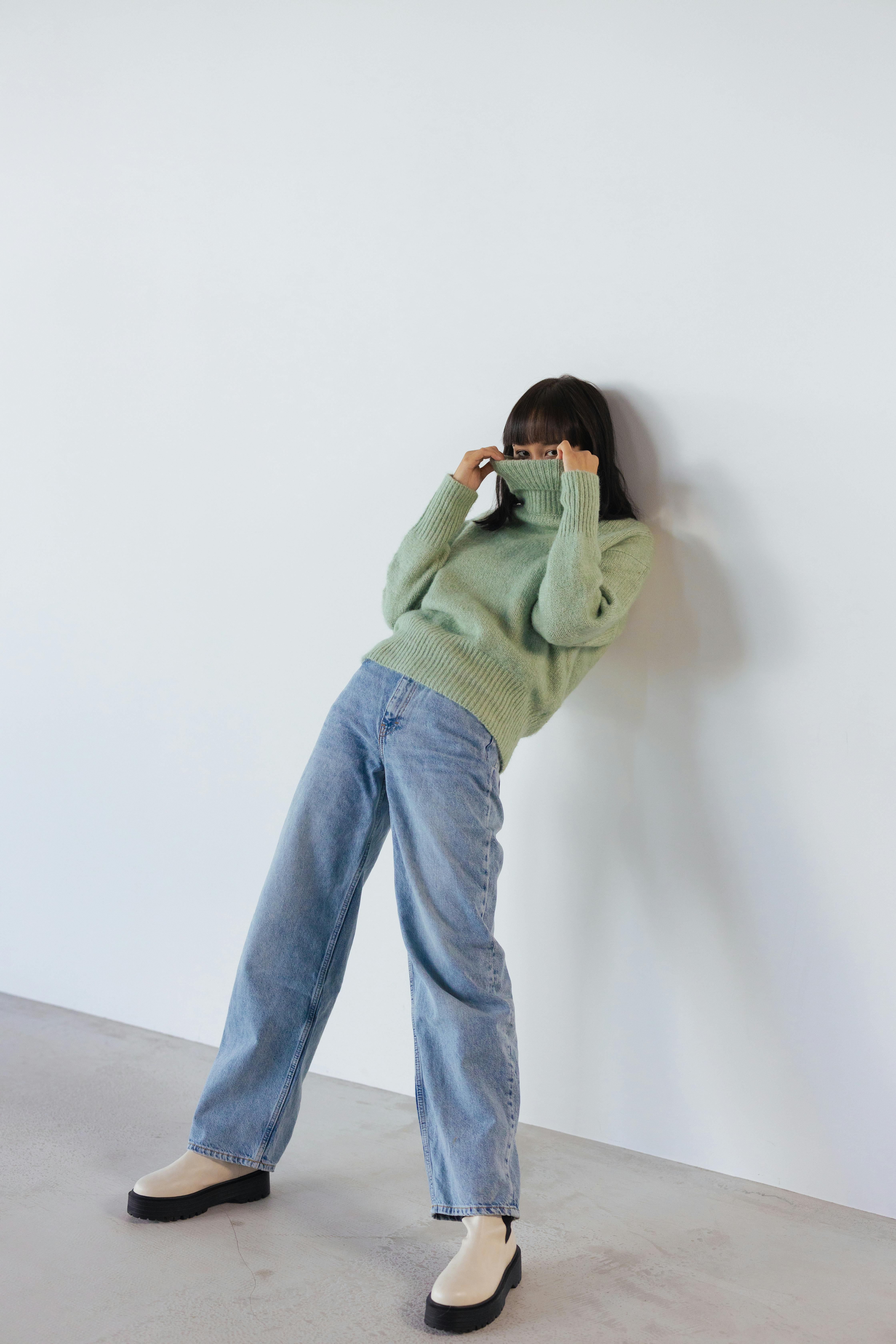 bezplatná Základová fotografie zdarma na téma #krytý, bílá stěna, dámské oblečení Základová fotografie