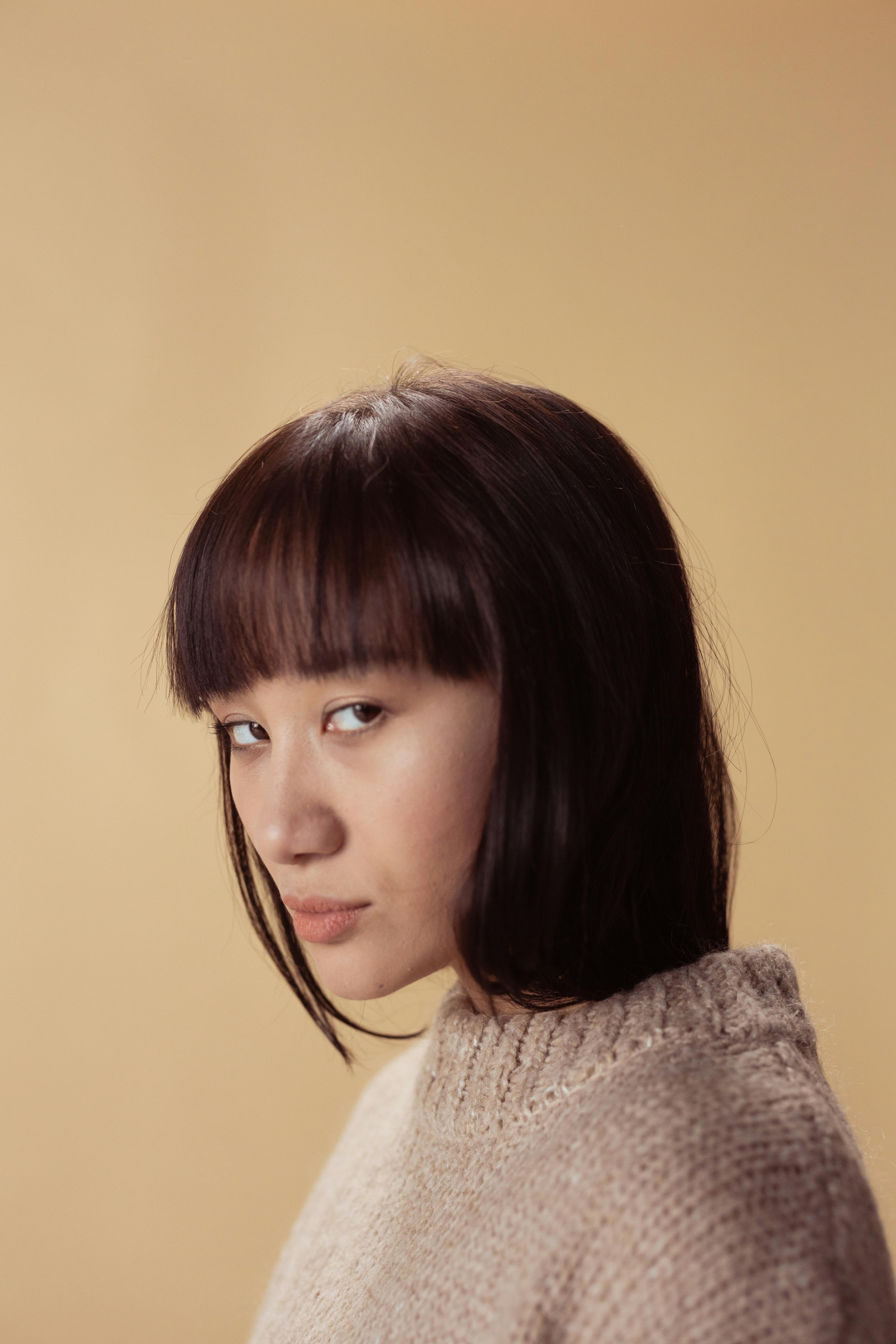 Zadarmo Fotobanka s bezplatnými fotkami na tému Ážijčanka, béžové pozadie, bočný pohľad Fotka z fotobanky