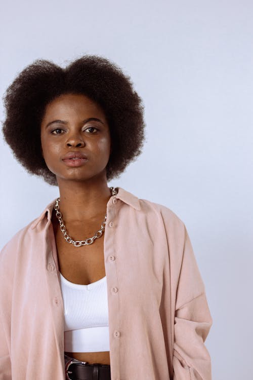 Kostnadsfri bild av afrikansk amerikan kvinna, afro hår, button down shirt