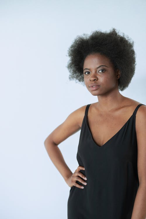 Kostenloses Stock Foto zu afro-haar, drinnen, farbige frau