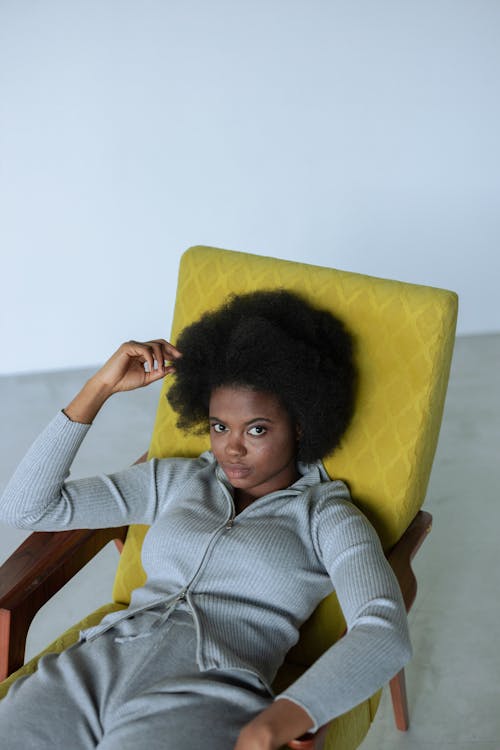 bezplatná Základová fotografie zdarma na téma afro vlasy, černoška, krásný Základová fotografie