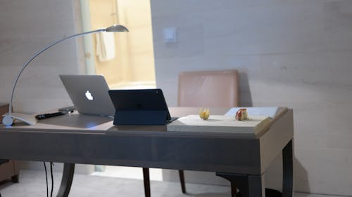 Macbook Prateado Na Mesa Cinza