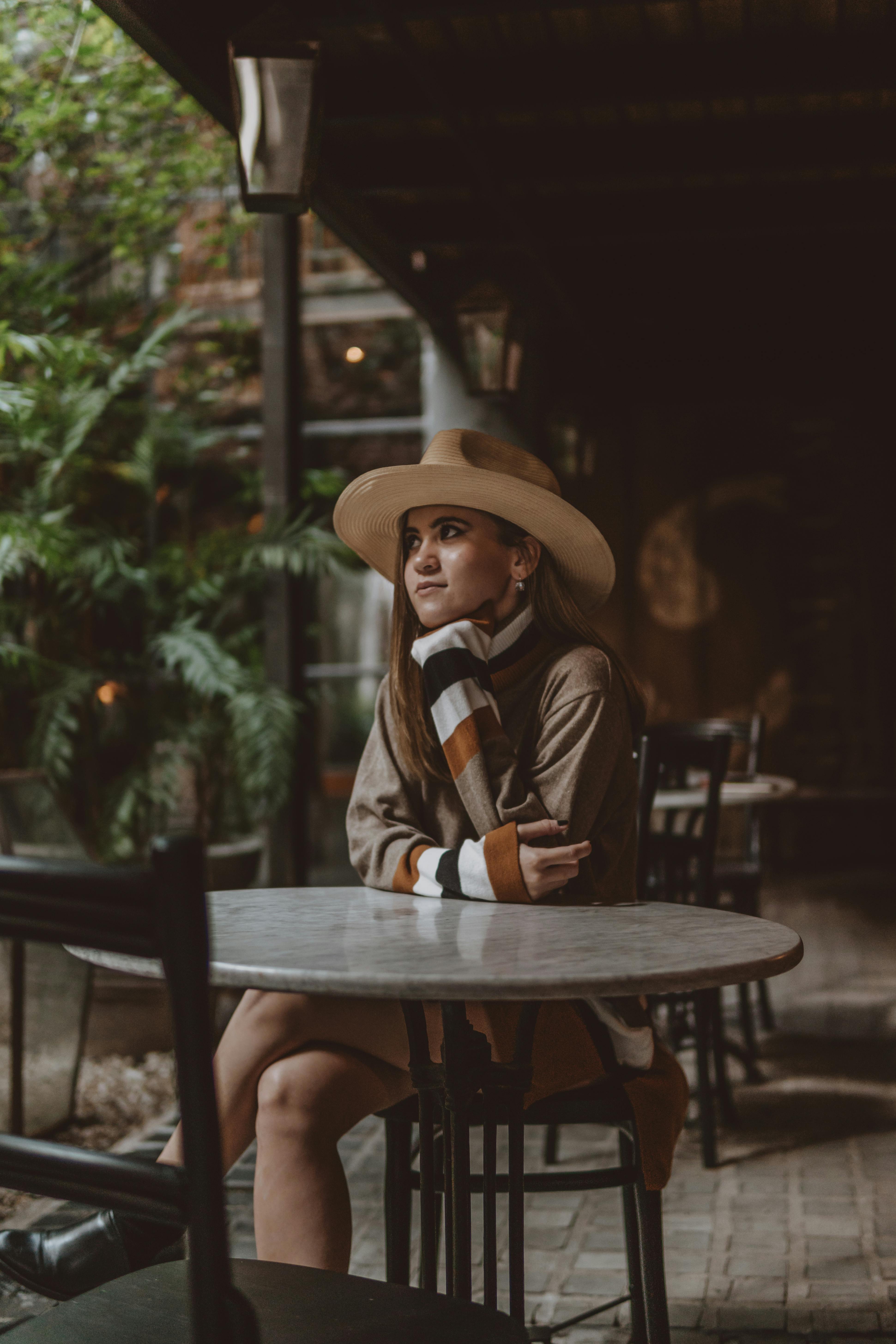 De franc Foto d'estoc gratuïta de assegut, barret, barret de cowboy Foto d'estoc