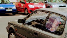 停在街道上的汽车，特写镜头展示了带有皇家形象的装饰性遮阳帘