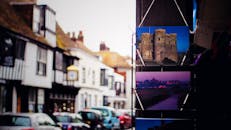 英国街道风景如画，老式房屋与明信片展示充满活力